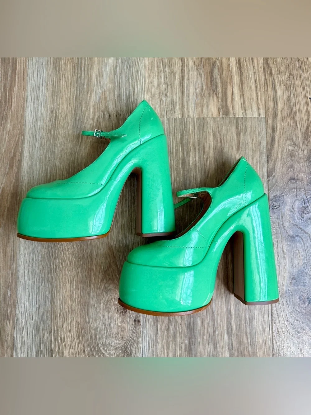 Schutz Zayne Platform Mary Jane Pumps Neon Green Patent Size 8.5B